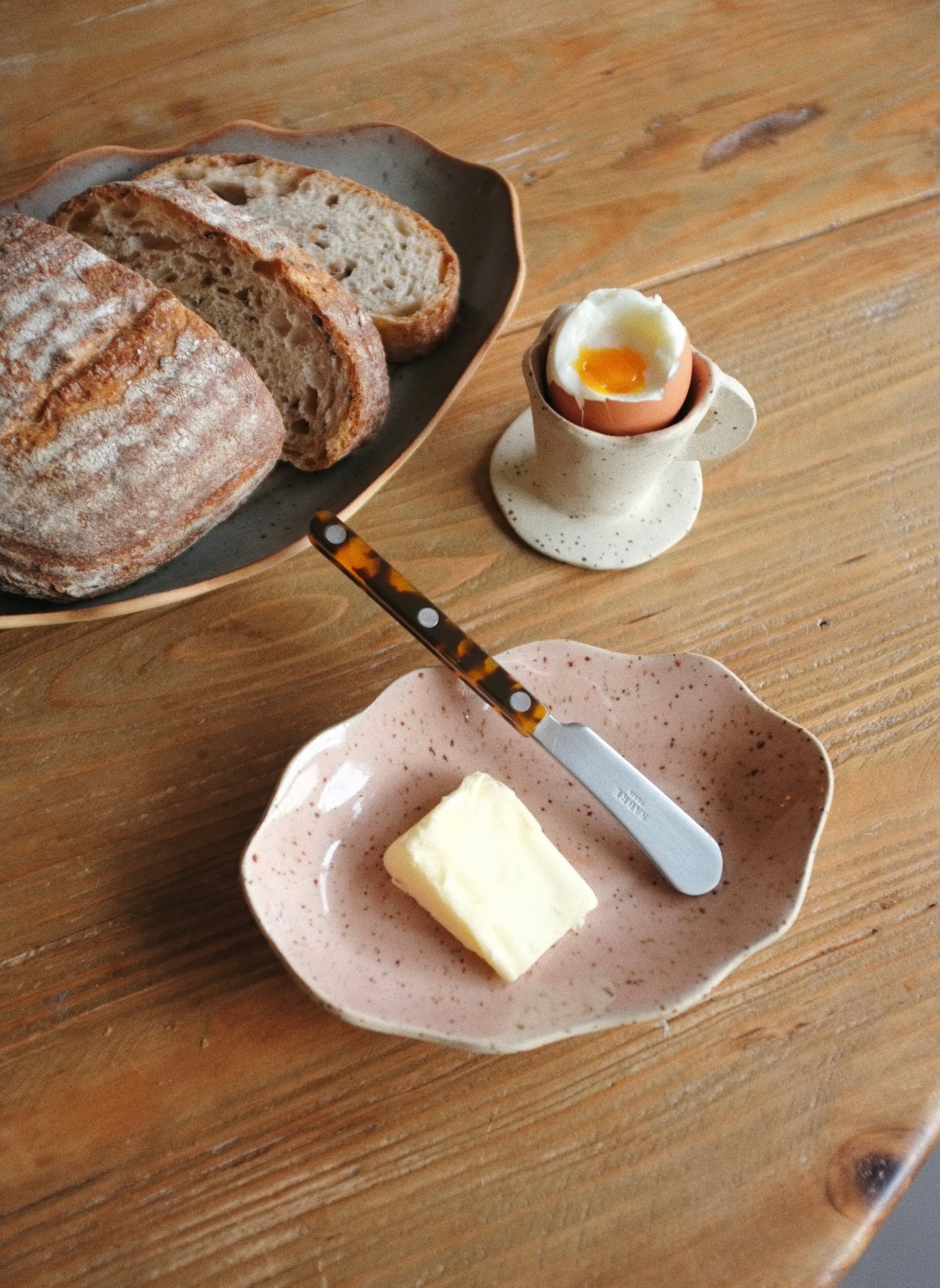 Handgefertigte Keramik-Eierbecher mit Wellenrand und Griff