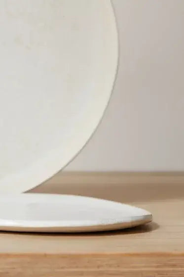 Großer flacher Teller und handgefertigter Dessertteller in Weiß und Beige