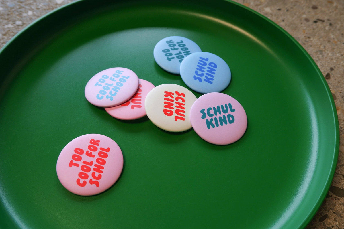 Button "Too cool for school" rosa-rot