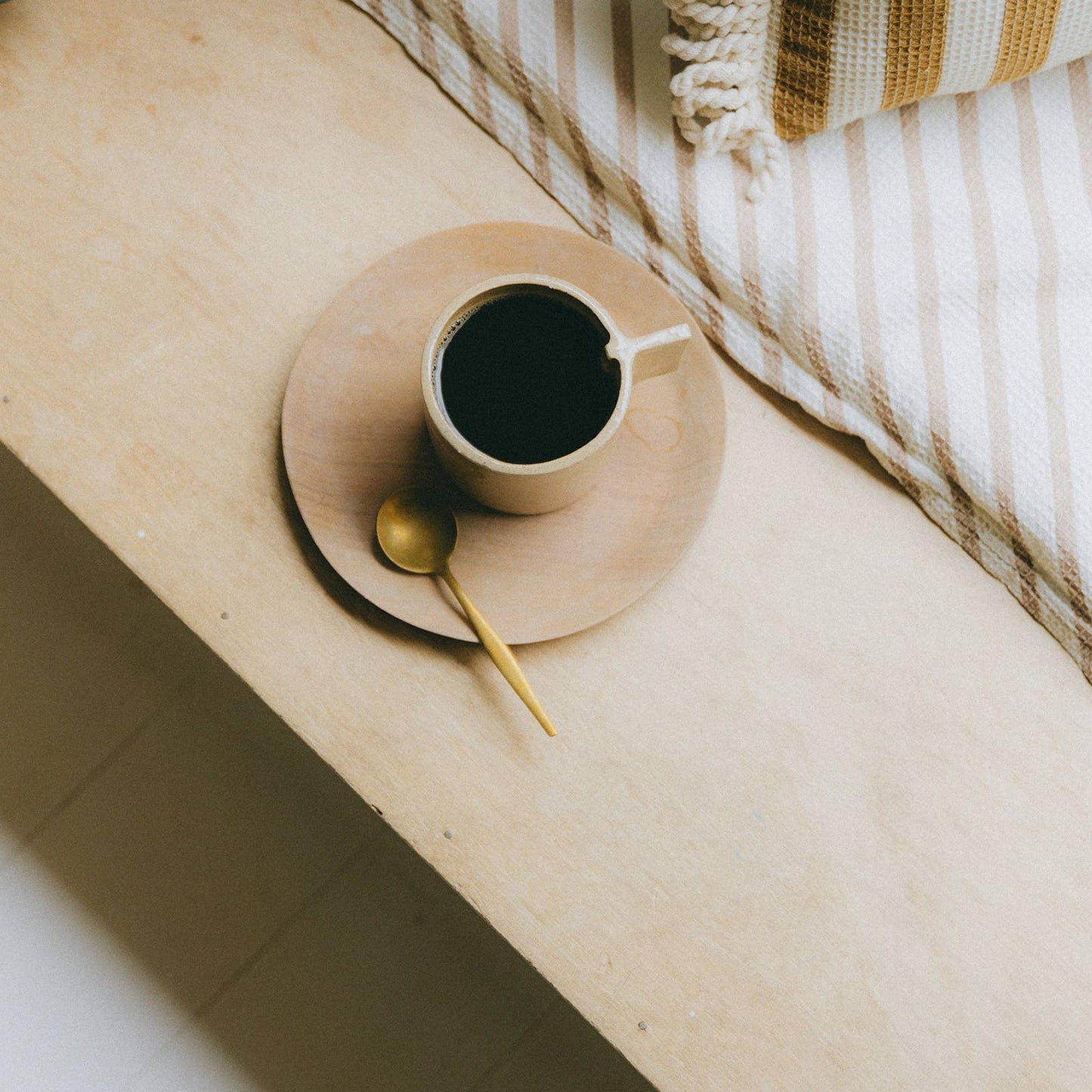 Minimalistische handgefertigte Design-Teetasse mit Henkel