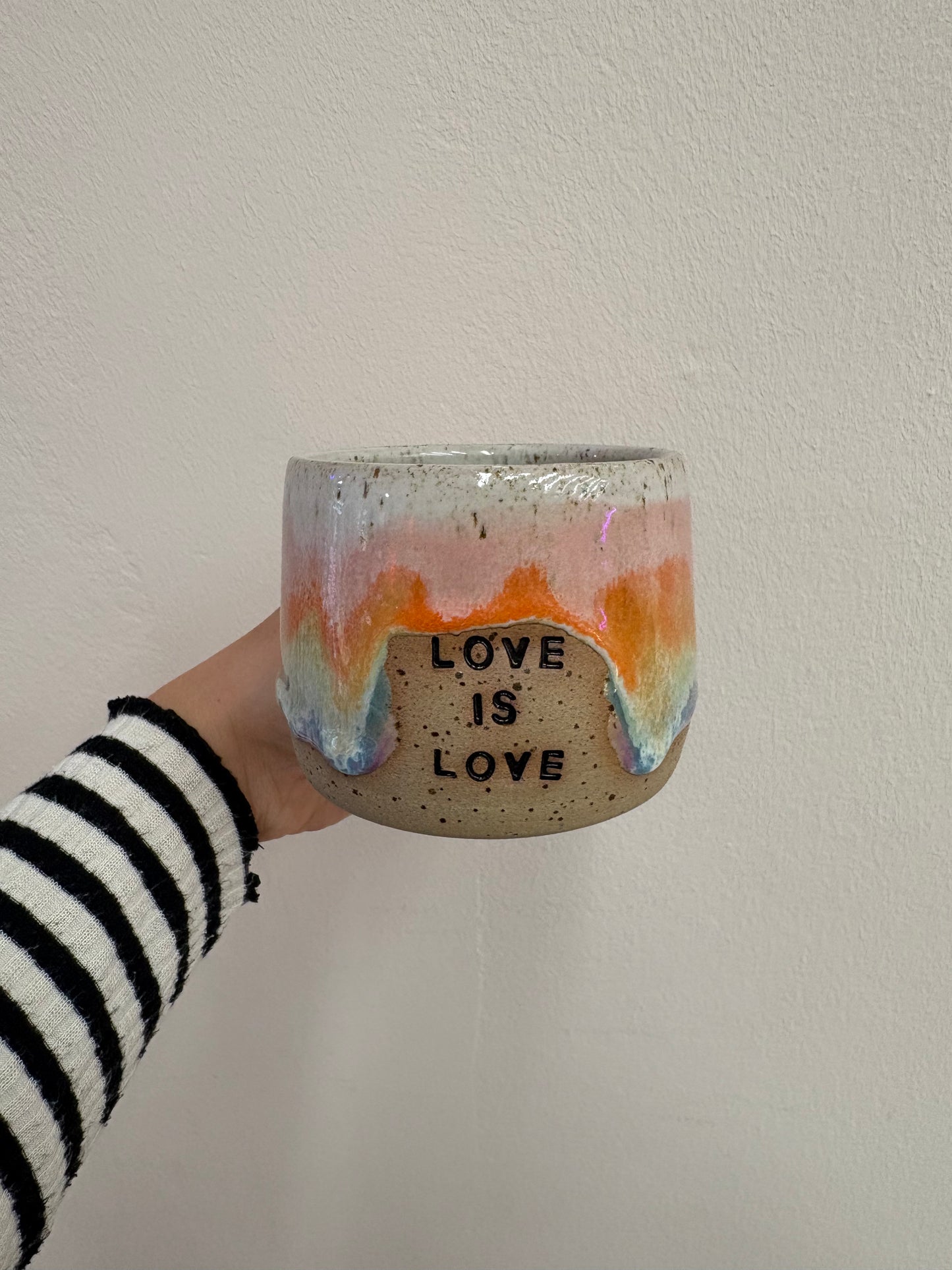 Friday Sisters Love is Love Tasse