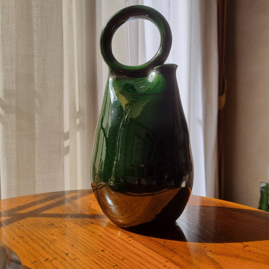 Traditionelle grüne Keramikvase mit Henkel