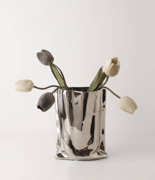 „Le Papier“ - Vase aus Keramik in Form einer Spiegelpapiertüte