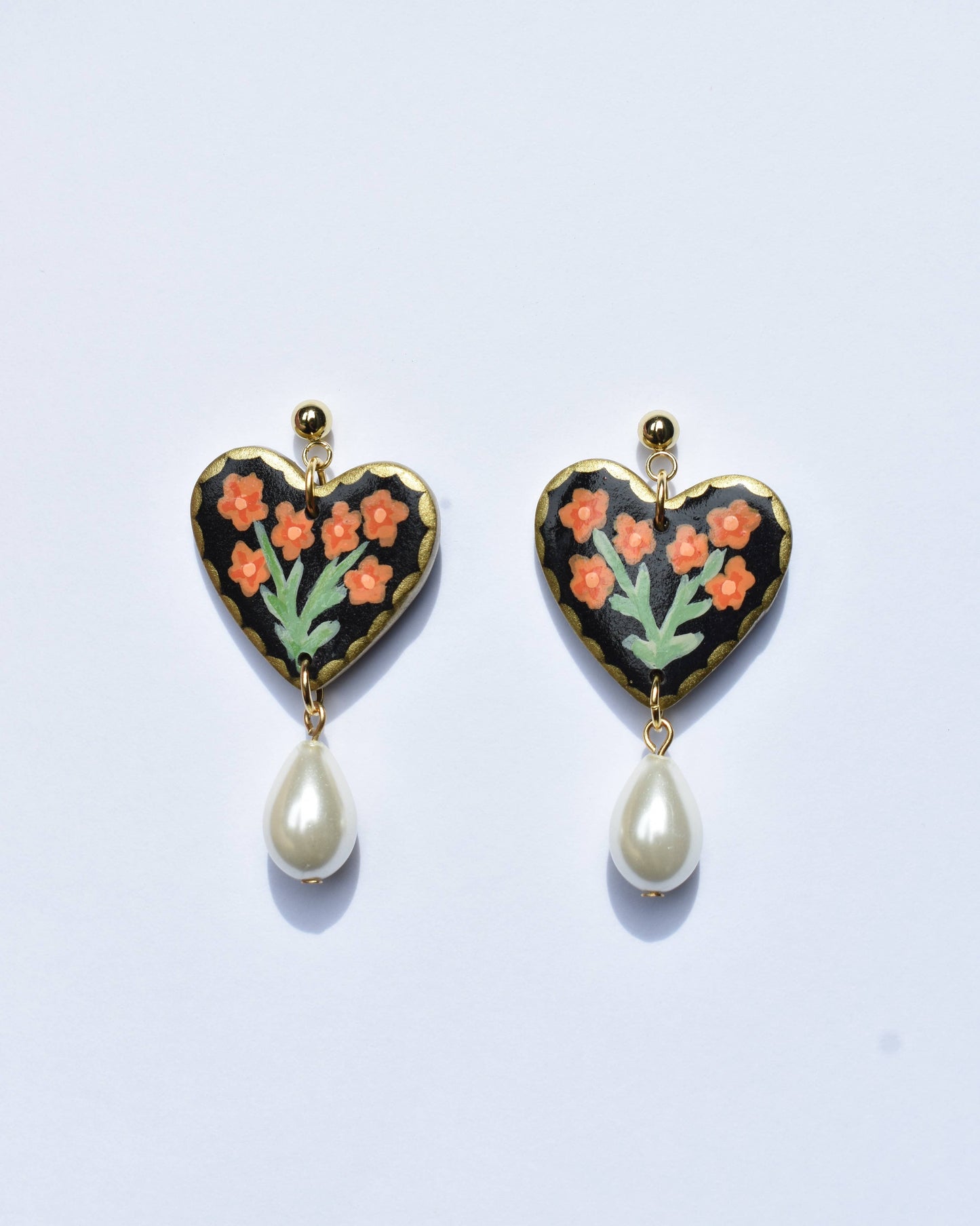 Orange, mit Blumenherz bemalte Ohrringe