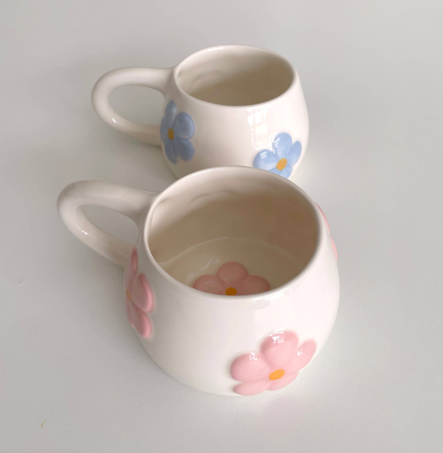 Blomma Tasse – handgefertigte Keramiktasse mit Blumen (300 ml)