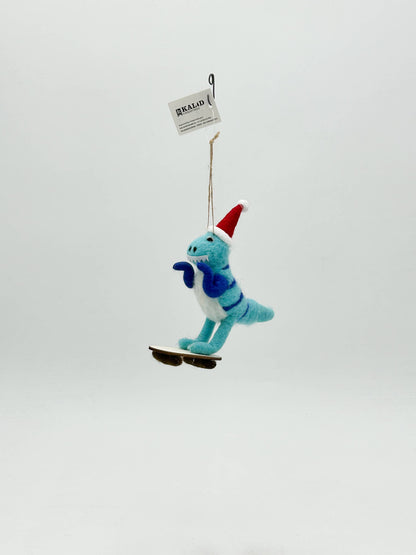 Filzfigur: Weihnachts-Dinosaurier auf Skateboard - FE449