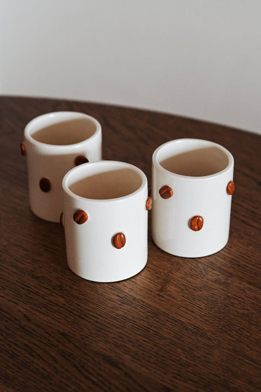 Kaffeebohnen Keramikbecher