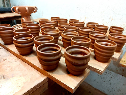 Handgefertigter Spiral-Becher aus traditioneller Keramik