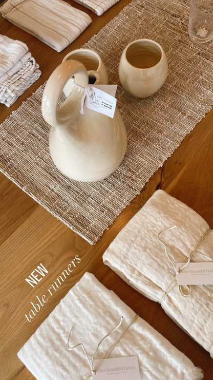 Traditionelle Keramikvase mit Henkel