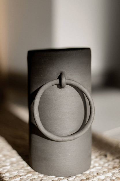 Handgefertigte Keramikvase im rohen Big-Ring-Design