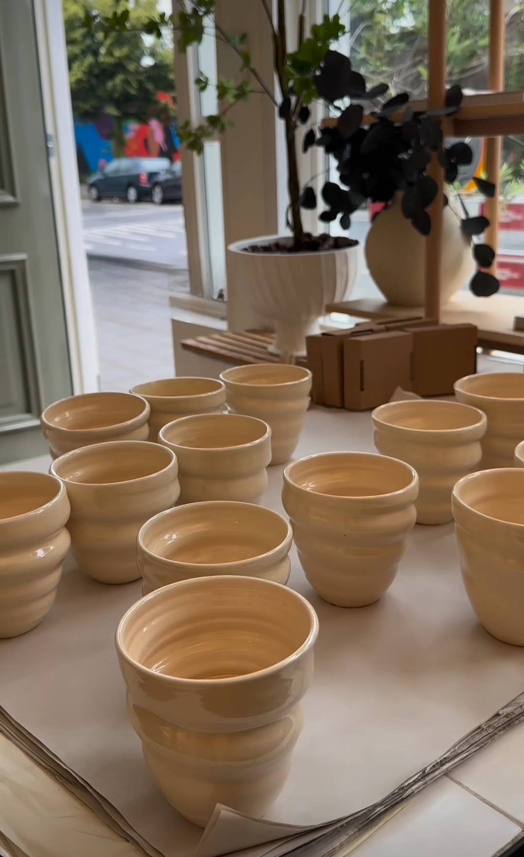 Handgefertigter Spiral-Becher aus traditioneller Keramik