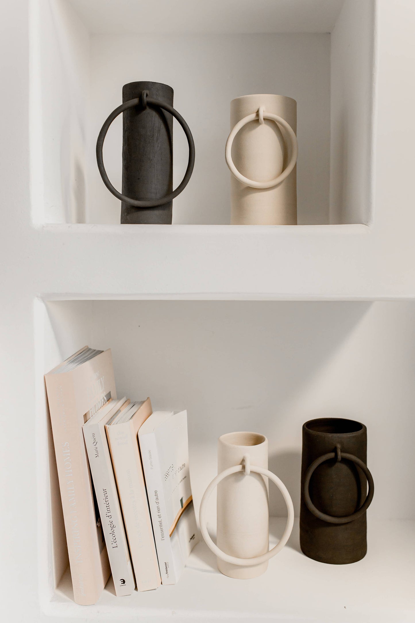 Handgefertigte Keramikvase im rohen Big-Ring-Design