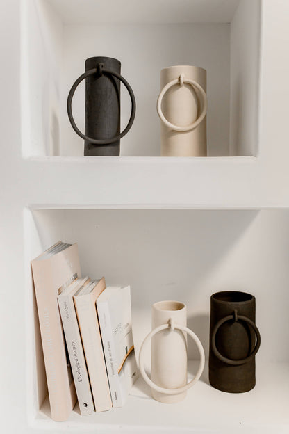 Handgefertigte Keramikvase im rohen Big-Ring-Design