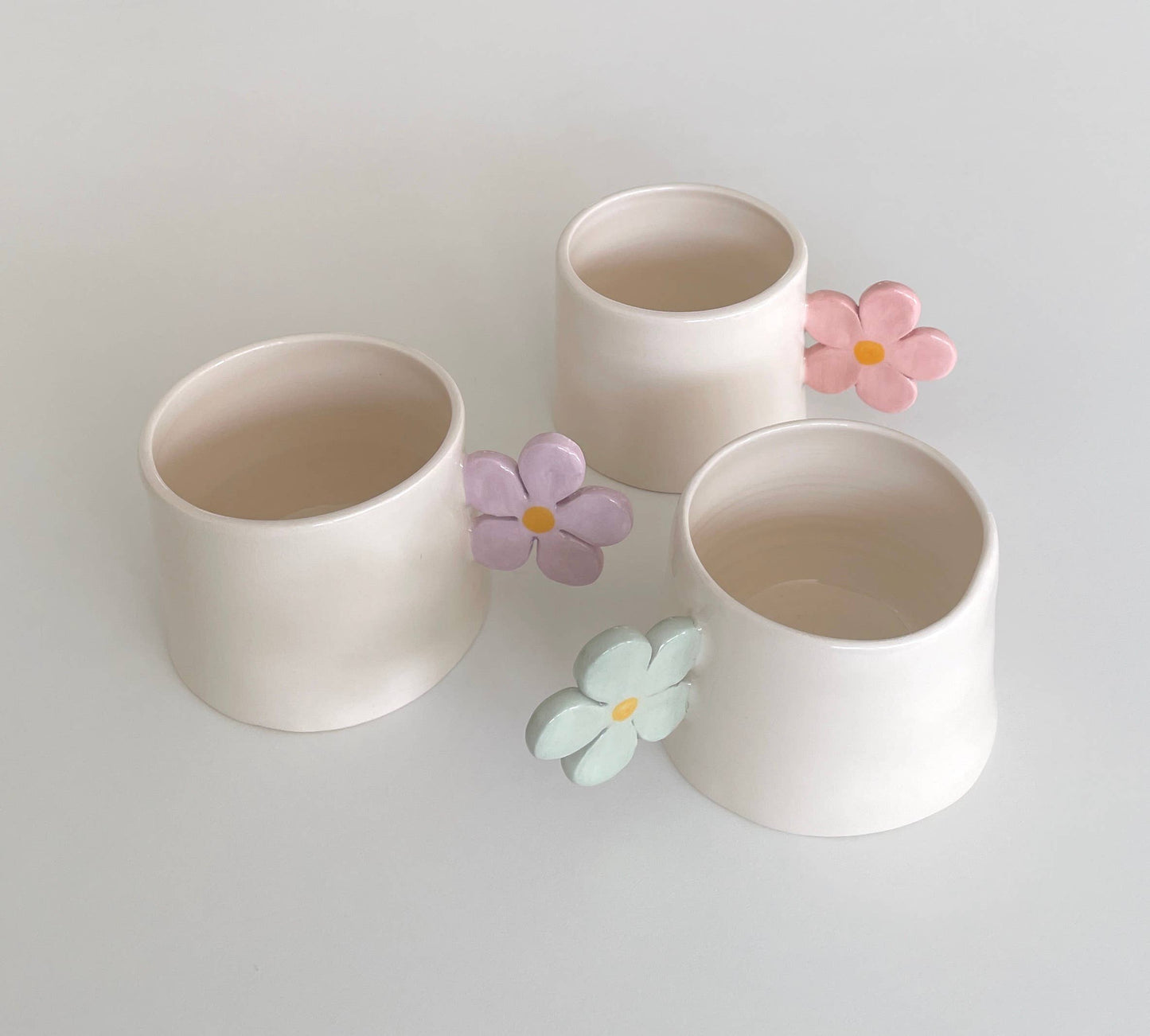 Blomi Tasse – Handgefertigte Keramiktasse mit Blumenhenkel (200 ml)