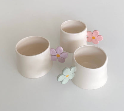 Blomi Tasse – Handgefertigte Keramiktasse mit Blumenhenkel (200 ml)