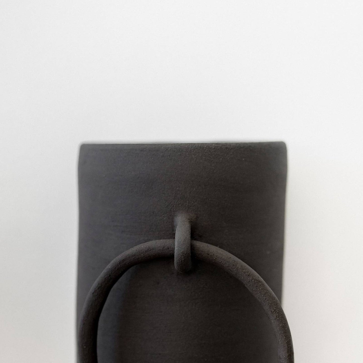 Handgefertigte Keramikvase im rohen Big-Ring-Design