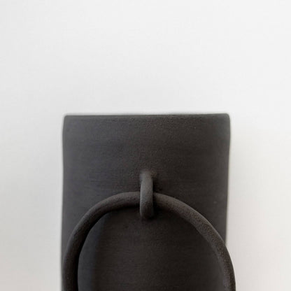 Handgefertigte Keramikvase im rohen Big-Ring-Design