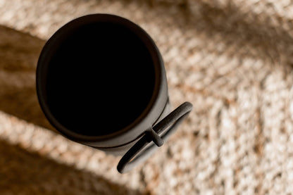 Handgefertigte Keramikvase im rohen Big-Ring-Design