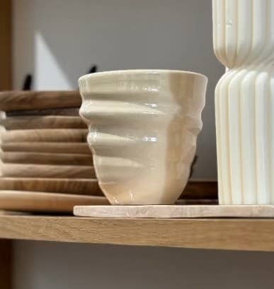 Handgefertigter Spiral-Becher aus traditioneller Keramik