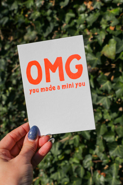 Postkarte „OMG you made a mini you“ in Neonorange - Studio Inktvis