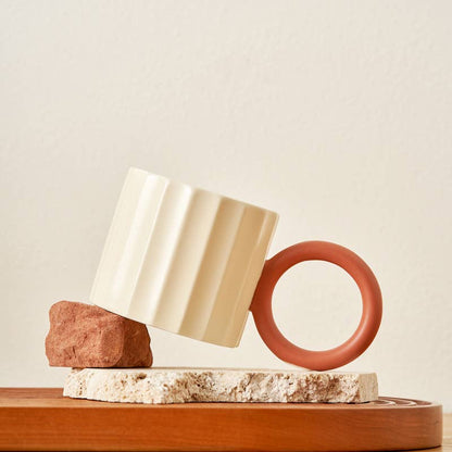 Handgefertigte Keramik-Kaffeetasse mit modernem Rillen-Design