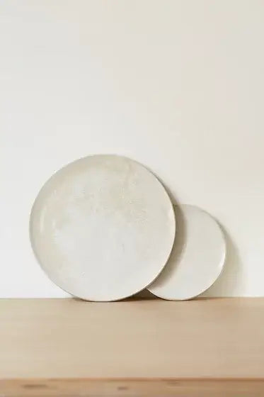 Großer flacher Teller und handgefertigter Dessertteller in Weiß und Beige