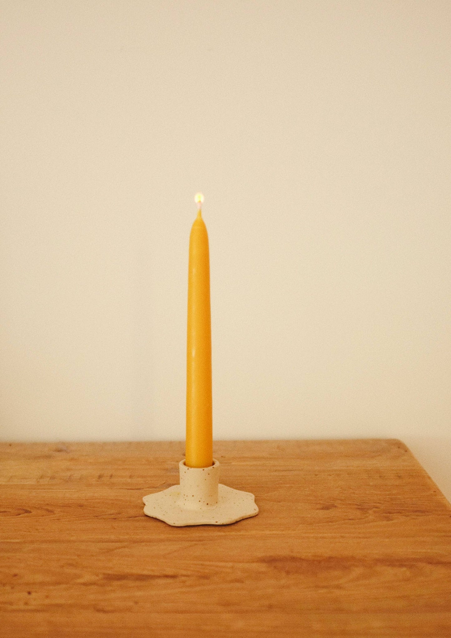 Keramik-Kerzenhalter mit blumenförmigem Rand
