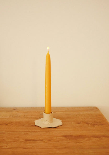 Keramik-Kerzenhalter mit blumenförmigem Rand