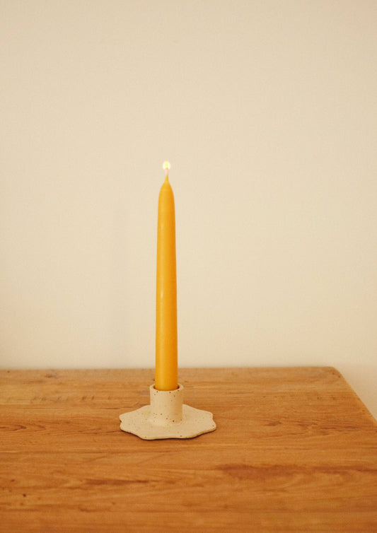 Keramik-Kerzenhalter mit blumenförmigem Rand