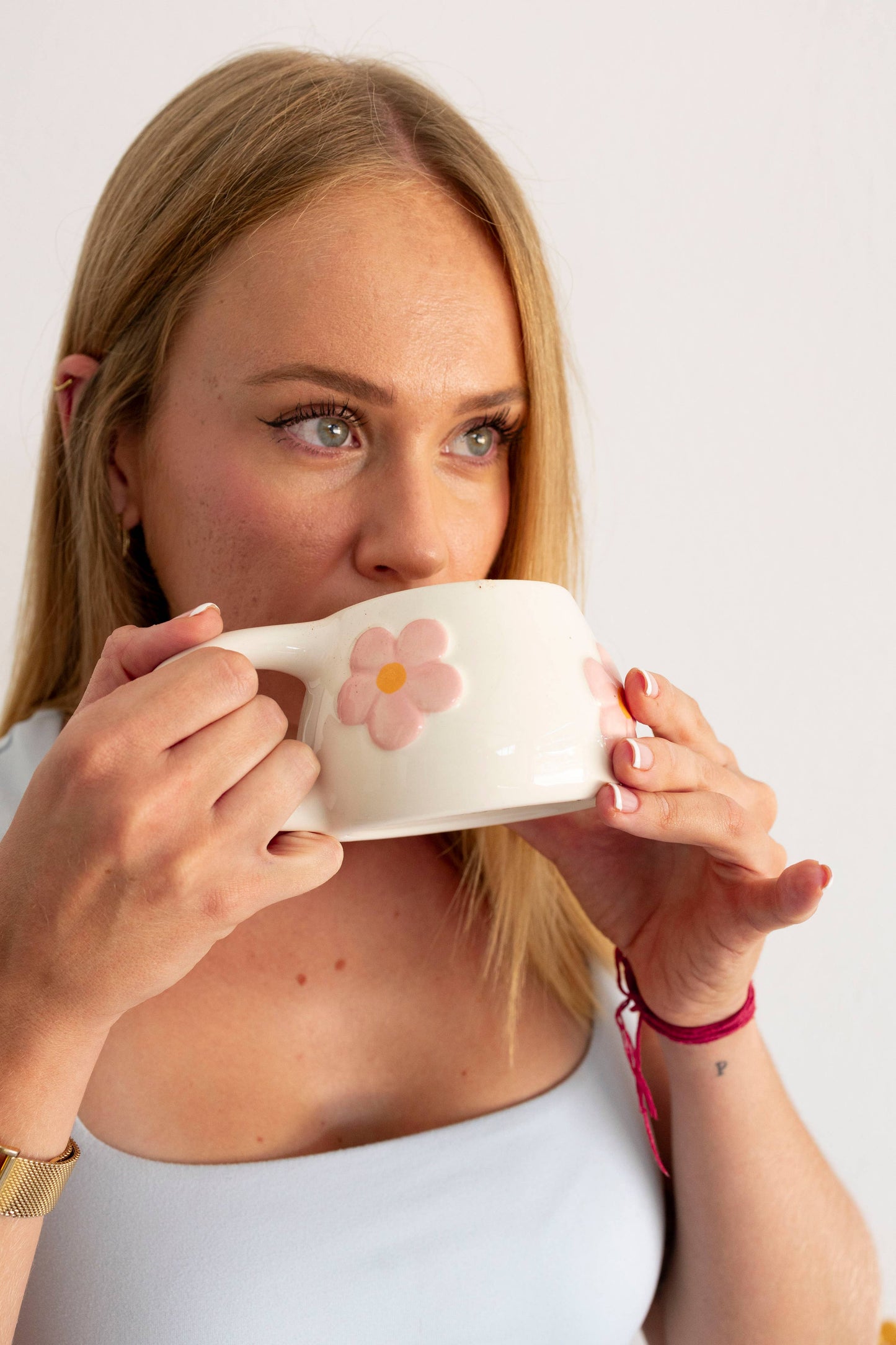 Blomma Tasse – handgefertigte Keramiktasse mit Blumen (300 ml)