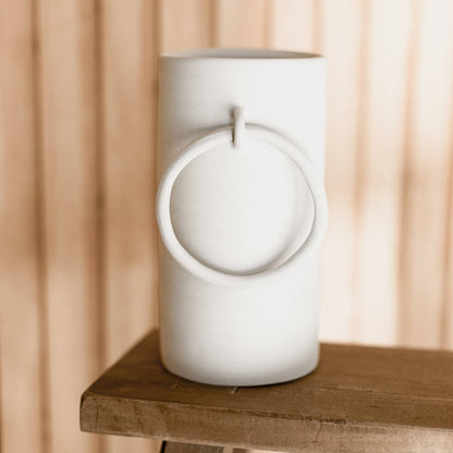 Handgefertigte Keramikvase im rohen Big-Ring-Design