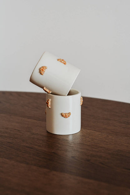 Keramiktasse mit Croissant-Motiv