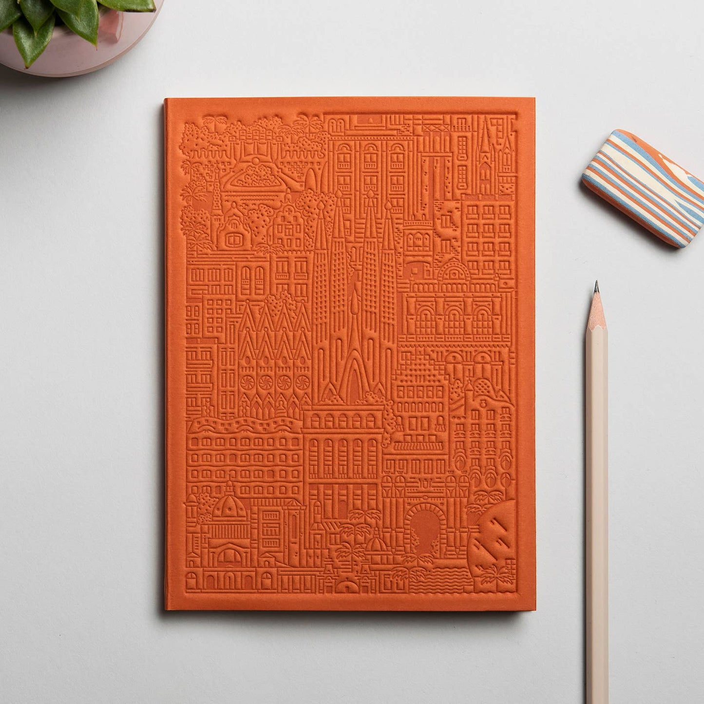 The Barcelona Notebook von The City Works – handgeprägtes Notizbuch im B6-Format