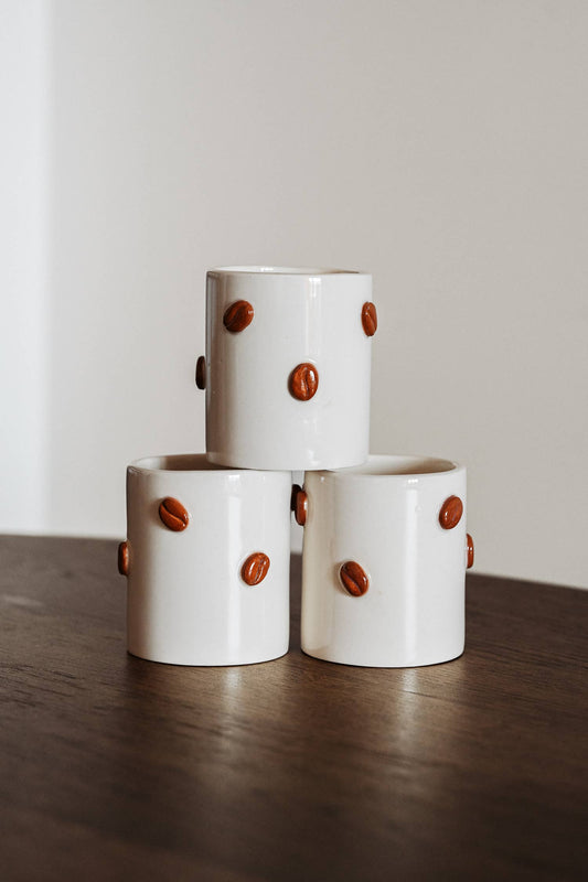 Kaffeebohnen Keramikbecher