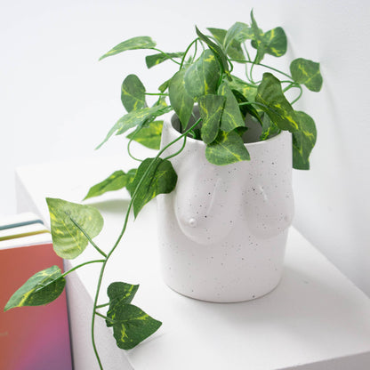 Blumenvasen-Behälter mit Brüstendesign, weiß – handbemalt von Helio Ferretti