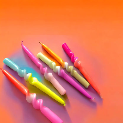 Dip Dye Swirl Set – Drei handgefärbte, gedrehte Stabkerzen im Neon-Look „Yummy Dragonfruit“