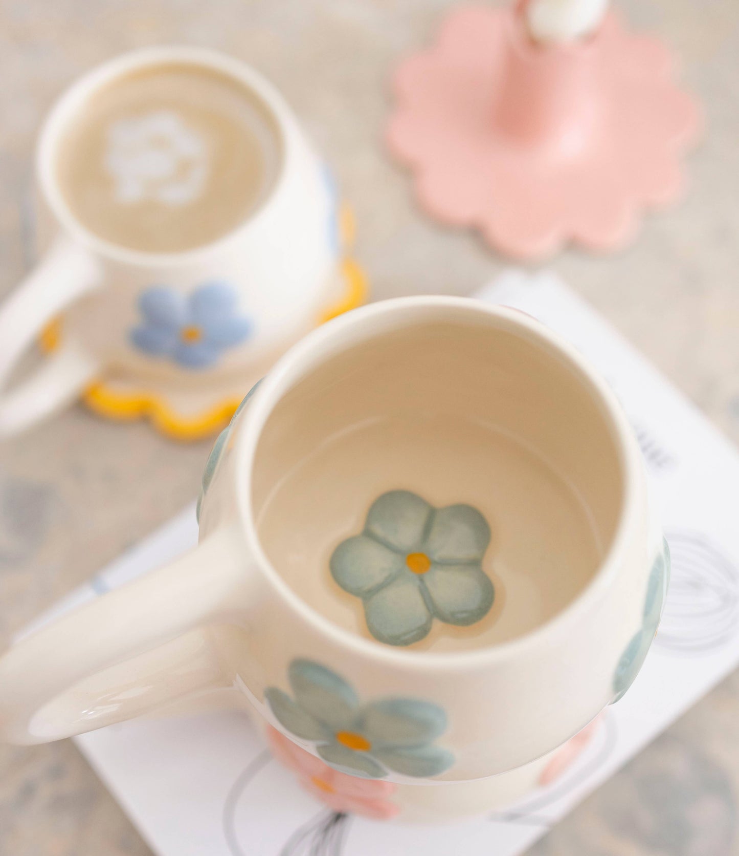 Blomma Tasse – handgefertigte Keramiktasse mit Blumen (300 ml)