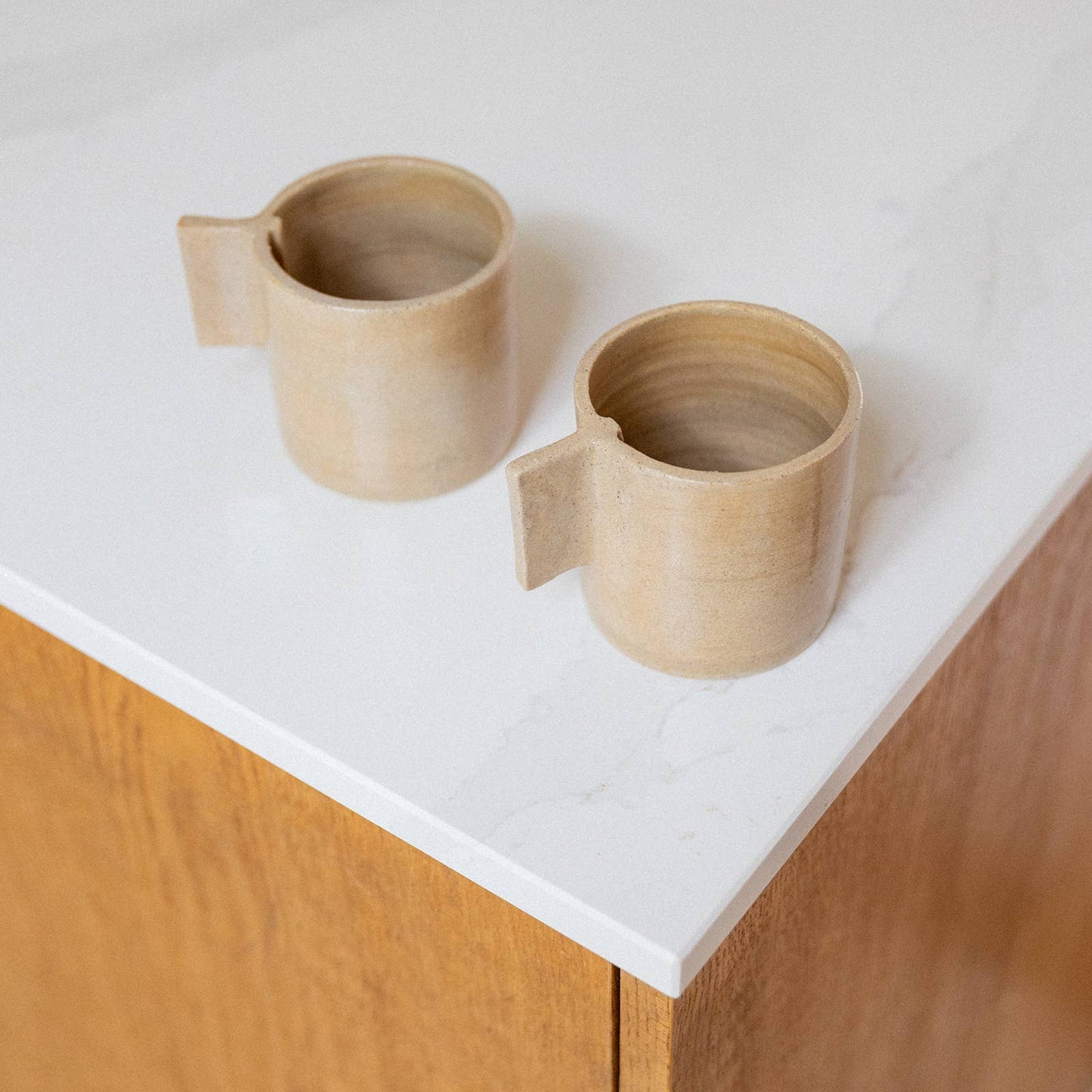 Minimalistische handgefertigte Design-Teetasse mit Henkel