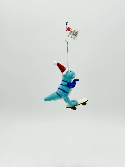 Filzfigur: Weihnachts-Dinosaurier auf Skateboard - FE449