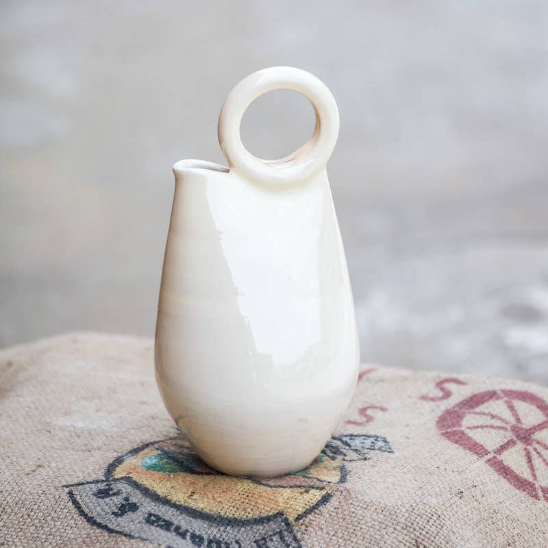 Traditionelle Keramikvase mit Henkel