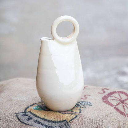 Traditionelle Keramikvase mit Henkel