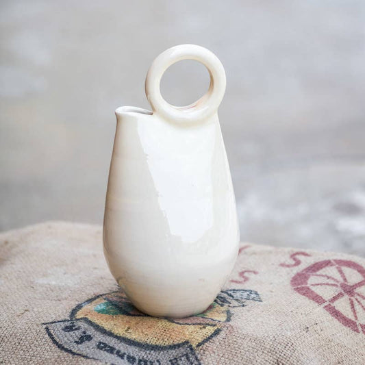 Traditionelle Keramikvase mit Henkel