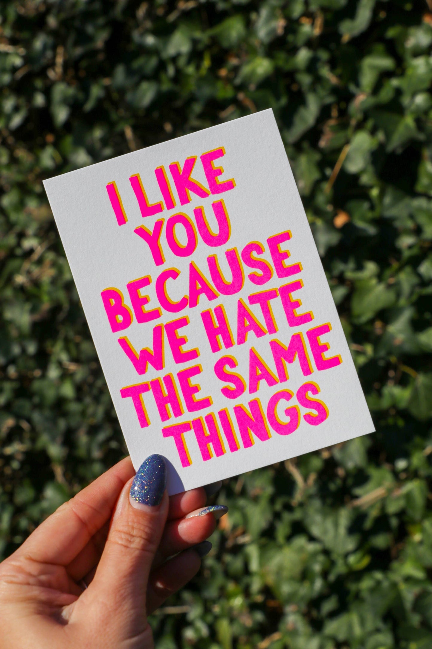 Postkarte „I Like You Because We Hate The Same Things“ von Studio Inktvis