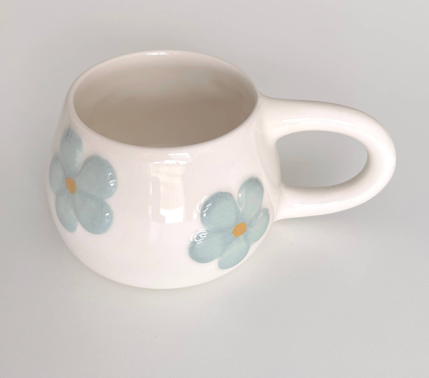 Blomma Tasse – handgefertigte Keramiktasse mit Blumen (300 ml)