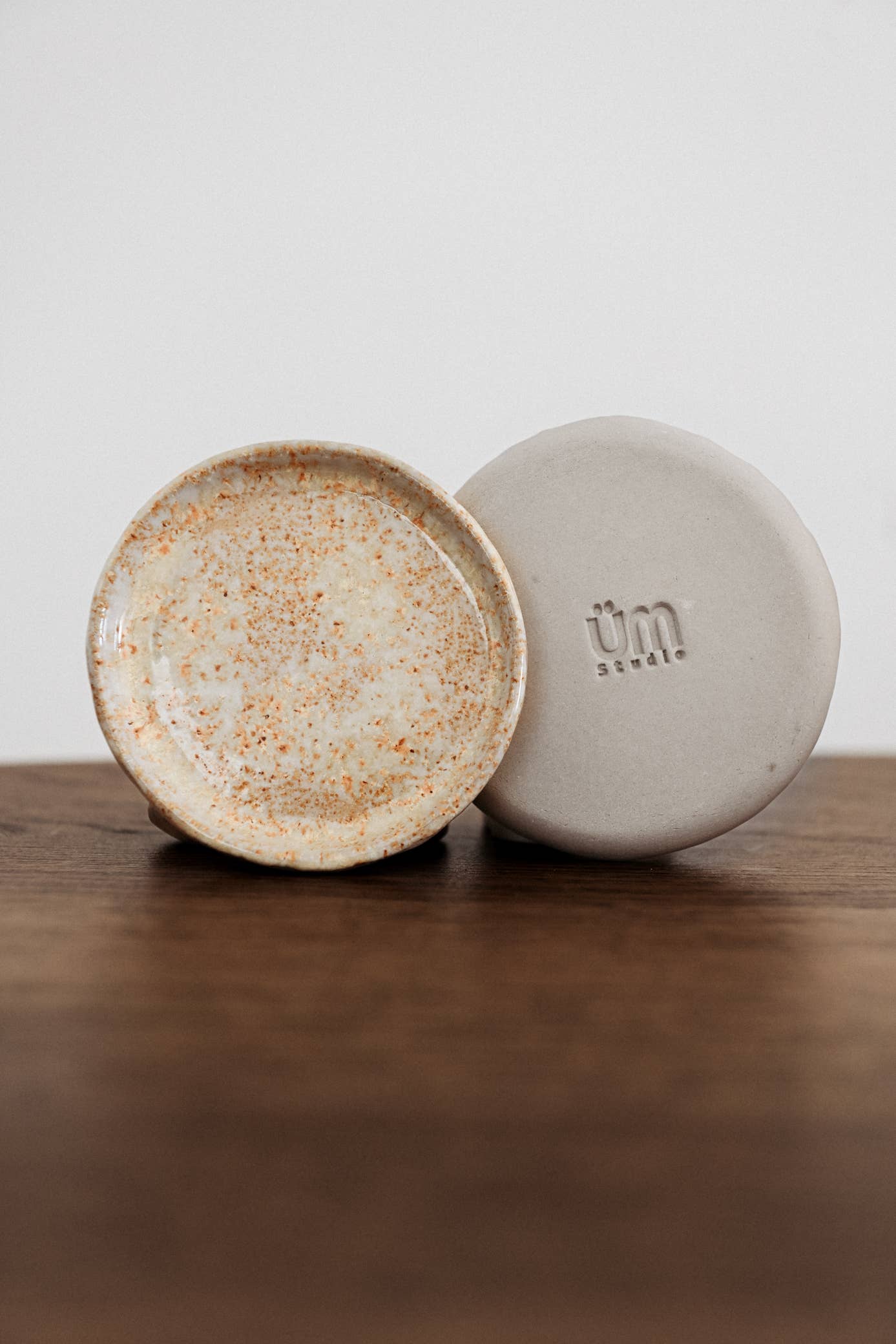 Kleine Servierplatte: Beige / graues Steingut