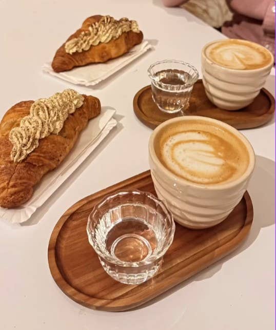 Handgefertigter Spiral-Becher aus traditioneller Keramik