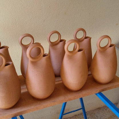 Traditionelle Keramikvase mit Henkel