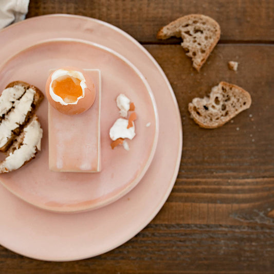 Großer flacher Steinzeugteller mit zartrosa Glasur für Dessert