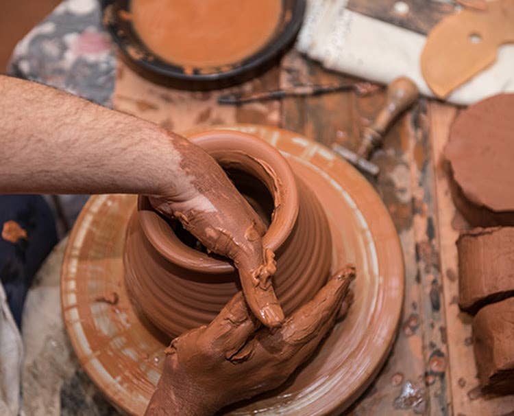 Handgefertigter Spiral-Becher aus traditioneller Keramik