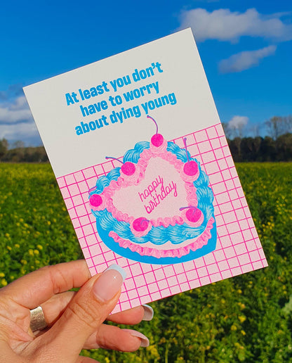 Retro lustige Postkarte mit kirschherzförmigem Kuchen und „Happy Birthday“-Gruß